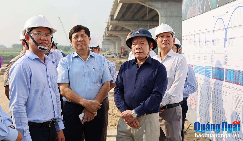 Chủ tịch UBND tỉnh Đặng Văn Minh hài lòng với tiến độ triển khai dự án cầu Trà Khúc 3.