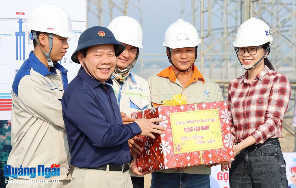 Chủ tịch UBND tỉnh Đặng Văn Minh tặng quà và động viên các đơn vị thực hiện dự án cầu Trà Khúc 3.
