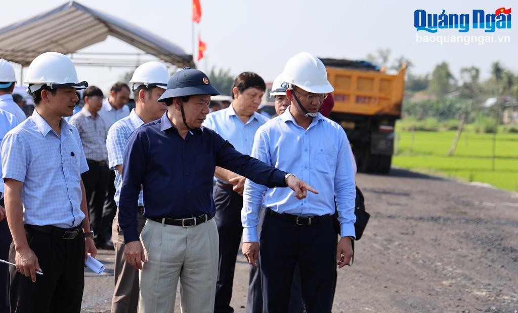 Chủ tịch UBND tỉnh Đặng Văn Minh kiểm tra tiến độ thi công dự án Đường ven biển Dung Quất - Sa Huỳnh, giai đoạn IIa, thành phần 1.