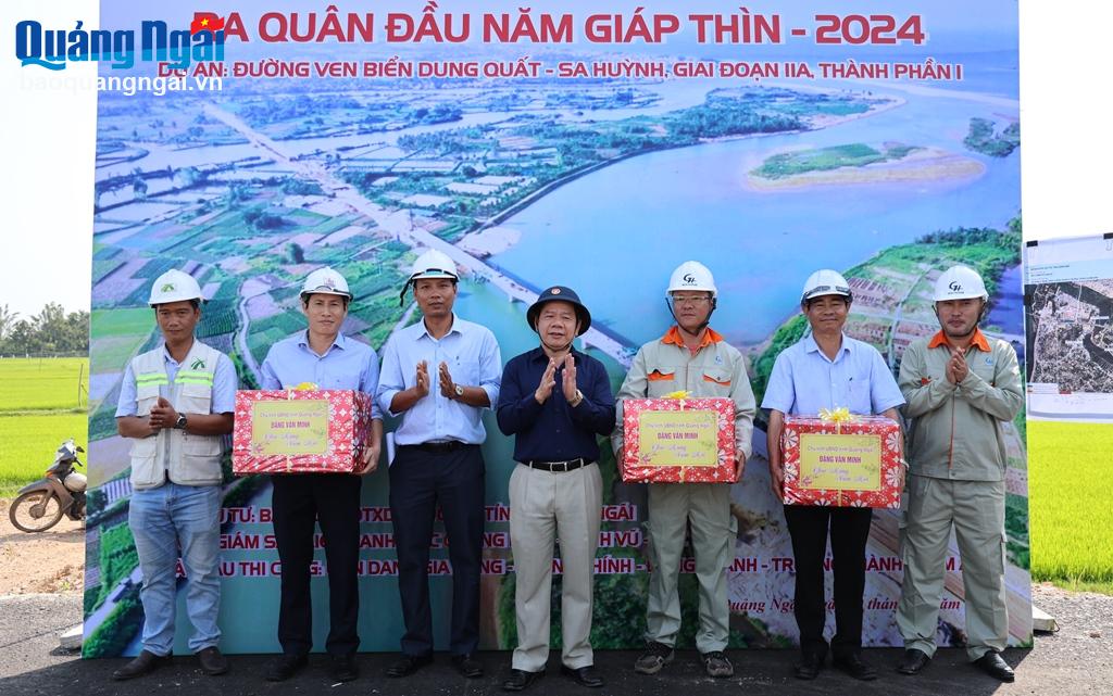 Chủ tịch UBND tỉnh Đặng Văn Minh tặng quà, động viên các đơn vị thi công dự án Đường ven biển Dung Quất – Sa Huỳnh, giai đoạn IIa, thành phần 1.
