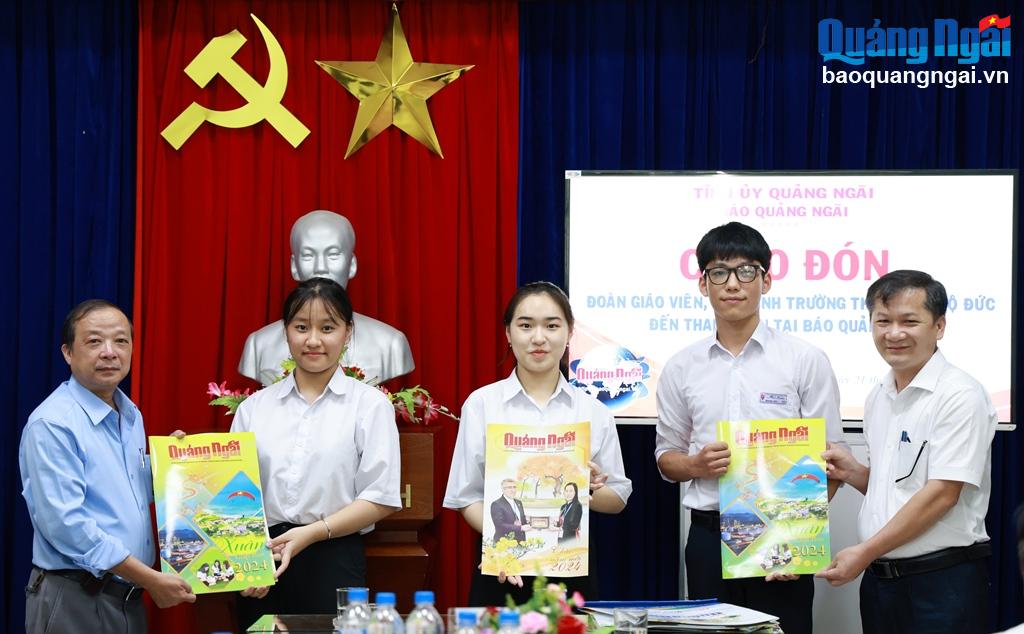 Lãnh đạo Báo Quảng Ngãi trao tặng các ấn phẩm báo Xuân cho giáo viên và học sinh Trường THPT số 2 Mộ Đức.