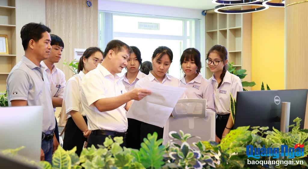 Tổng Biên tập Báo Quảng Ngãi Nguyễn Phú Đức trao đổi, chia sẻ và giải đáp những nội dung các em học sinh quan tâm.
