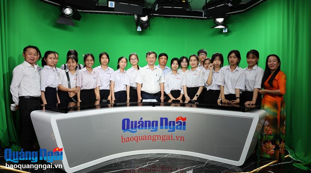 Thầy cô giáo và các em học sinh Trường THPT số 2 Mộ Đức tham quan và trải nghiệp thực tế tại phòng Studio (trường quay) Báo Quảng Ngãi.