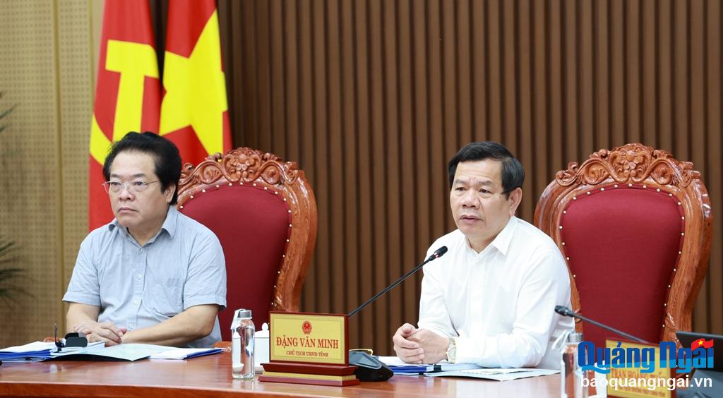 Chủ tịch UBND tỉnh Đặng Văn Minh lắng nghe và trao đổi cùng đơn vị tư vấn.