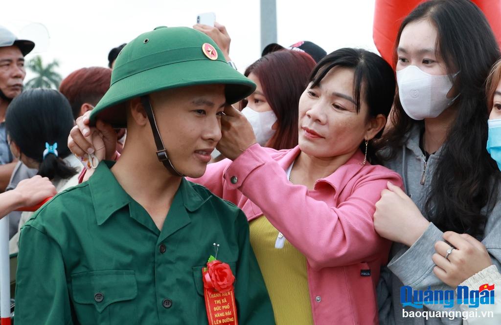 Chị Đỗ Thị Thu Hòa ở phường Phổ Hòa đang dặn dò con trai Võ Hữu Toàn trước khi lên đường nhập ngũ.