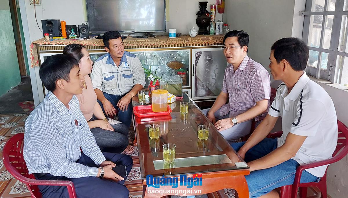 Chủ tịch UBND huyện Tư Nghĩa Nguyễn Đăng Vinh (thứ hai, bên phải) động viên một hộ dân ở xã Nghĩa Kỳ bị ảnh hưởng bởi dự án Xây dựng Đường bộ cao tốc Bắc - Nam phía đông, giai đoạn 2021 - 2025, đoạn Quảng Ngãi - Hoài Nhơn.                                                                                     ảnh: K.n