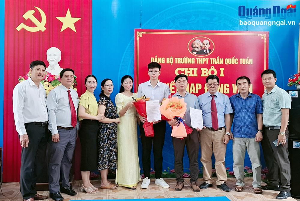 Chi bộ 1 thuộc Đảng bộ Trường THPT Trần Quốc Tuấn thực hiện hiệu quả công tác phát triển đảng viên trong trường học.                                                                                                        