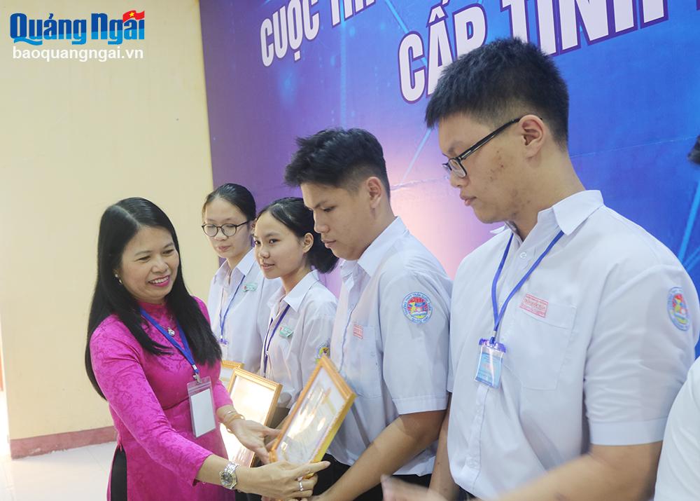 Phó giám đốc Sở GD&ĐT Vũ Thị Liên Hương trao thưởng cho nhóm tác giả Trần Tuấn Thịnh (đầu tiên, bên phải) 
và Nguyễn Tuấn Minh.