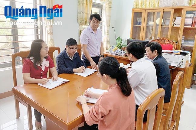 Chi bộ Phòng Tài chính - Kế hoạch thuộc Đảng bộ TX.Đức Phổ tổ chức sinh hoạt định kỳ. ẢNH: TL