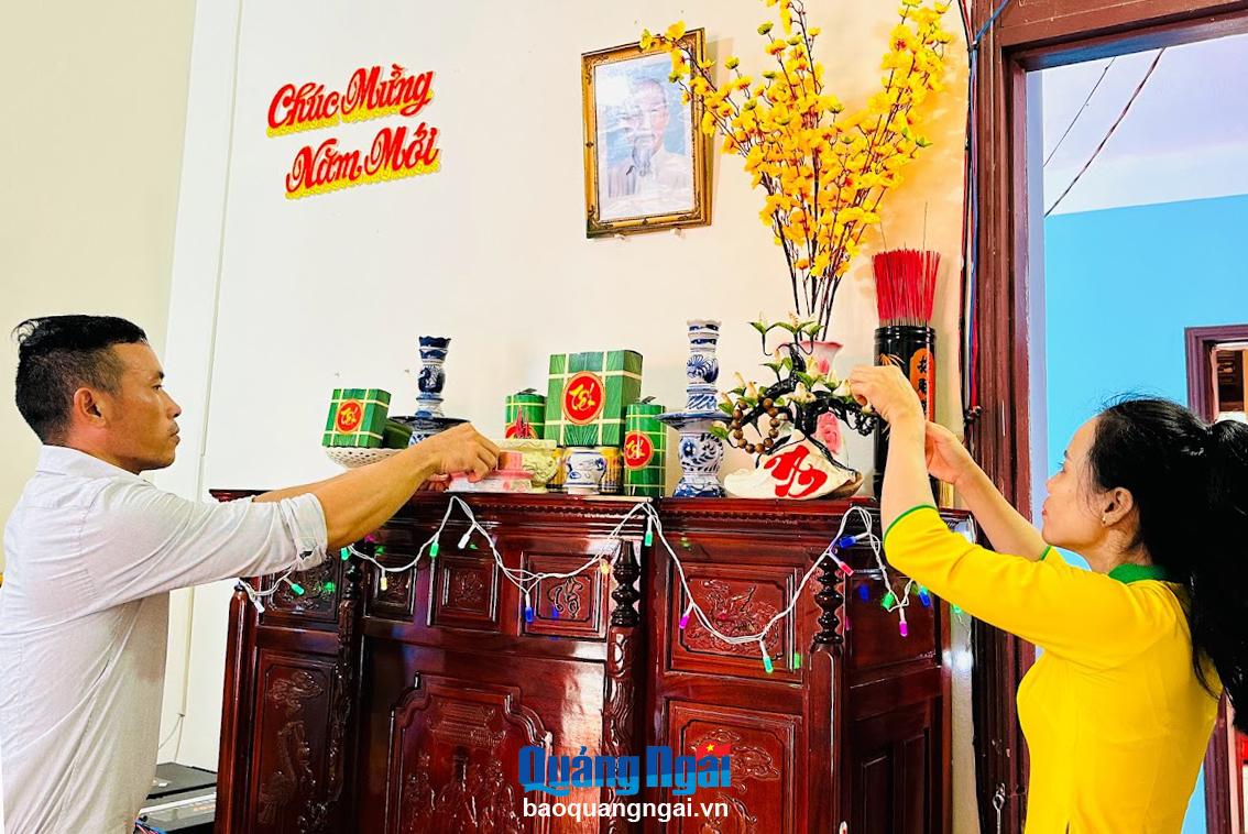 Vợ chồng anh Nguyễn Minh Tâm và Lê Thị Minh Diệu ở thị trấn Trường Sa trang trí bàn thờ, chuẩn bị đón Tết.