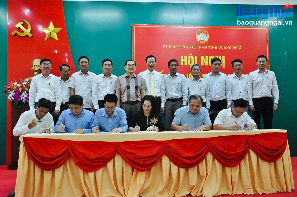 Lãnh đạo Ủy ban MTTQ Việt Nam các huyện, thị xã, thành phố ký kết giao ước thi đua năm 2024.