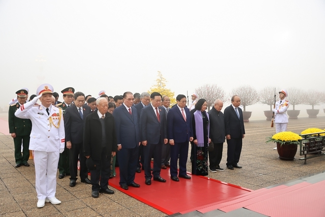 Các đồng chí lãnh đạo, nguyên lãnh đạo Đảng, Nhà nước thành kính tưởng nhớ Chủ tịch Hồ Chí Minh - Ảnh: VGP/Nhật Bắc