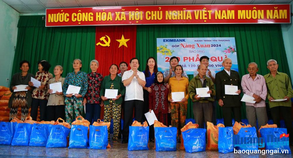 Chủ tịch UBND tỉnh Đặng Văn Minh tặng quà người dân xã Phổ Nhơn (TX.Đức Phổ).