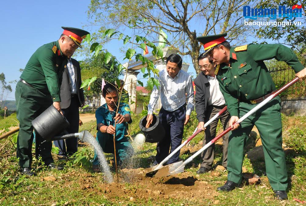 Lãnh đạo Bộ CHQS tỉnh và các đại biểu trồng cây xanh tại Trường Phổ thông Dân tộc bán trú Tiểu học và THCS xã Ba Trang. 