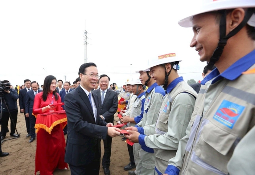 Chủ tịch nước Võ Văn Thưởng lì xì công nhân thi công dự án đường vành đai 4 tại địa bàn huyện Thường Tín - Ảnh: NGUYỄN THÀNH