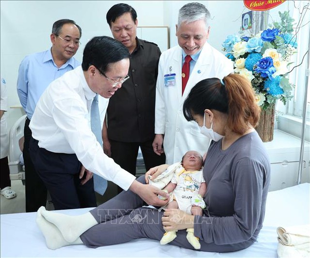 Chủ tịch nước Võ Văn Thưởng thăm hỏi sản phụ của trường hợp thông tim can thiệp bào thai đầu tiên thành công