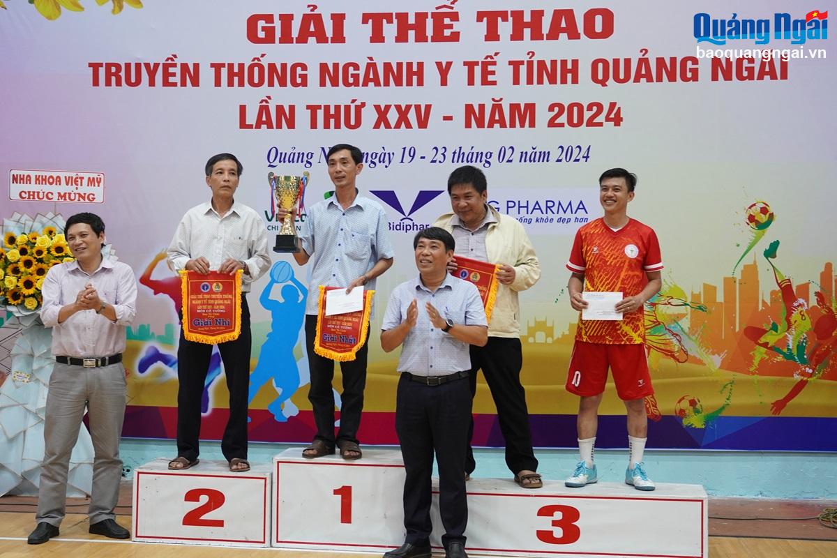 Ban tổ chức trao giải cho môn cờ tướng.