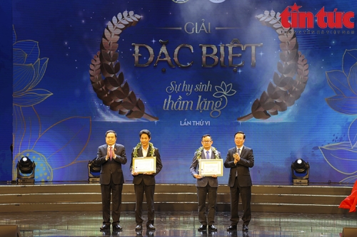 Tôn vinh Thầy thuốc Việt Nam và trao giải cuộc thi viết 'Sự hy sinh thầm lặng' lần VI
