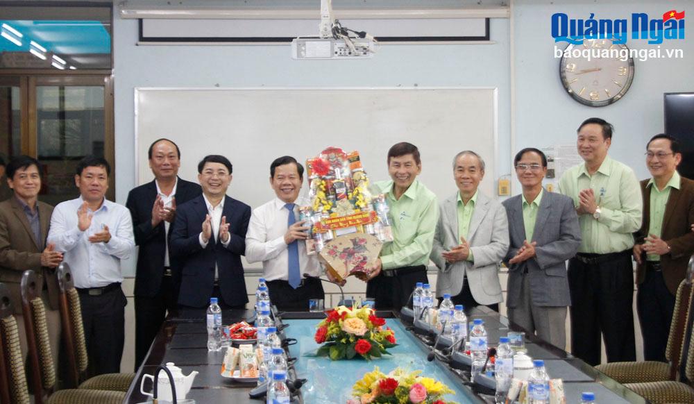 Chủ tịch UBND tỉnh Đặng Văn Minh thăm và chúc Tết tại Công ty Cổ phần Đường Quảng Ngãi.