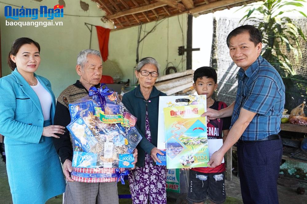 Tổng Biên tập Báo Quảng Ngãi Nguyễn Phú Đức trao quà Tết cho gia đình em Nguyễn Huy Phát.
