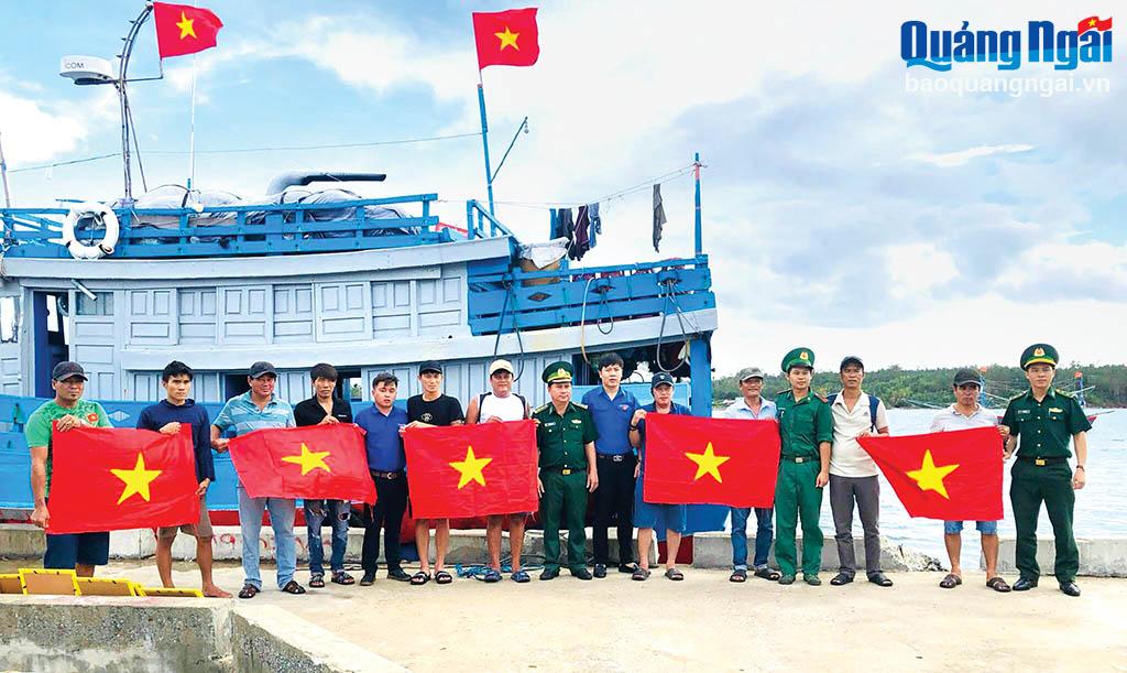 Đồn Biên phòng cửa khẩu cảng Sa Kỳ tặng cờ Tổ quốc động viên ngư dân vươn khơi bám biển. 