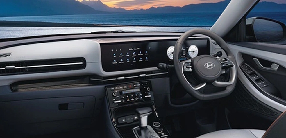 Nội thất xe hiện đại hơn đáng kể nhờ dàn màn hình mới lấy từ các dòng xe cấp cao hơn xuống - Ảnh: Hyundai
