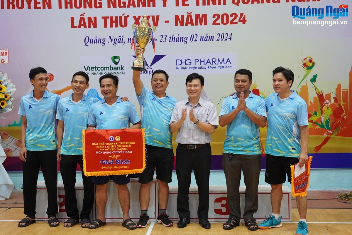 Trao giải Nhất môn bóng chuyền nam cho Trung tâm Y tế huyện Sơn Tây.