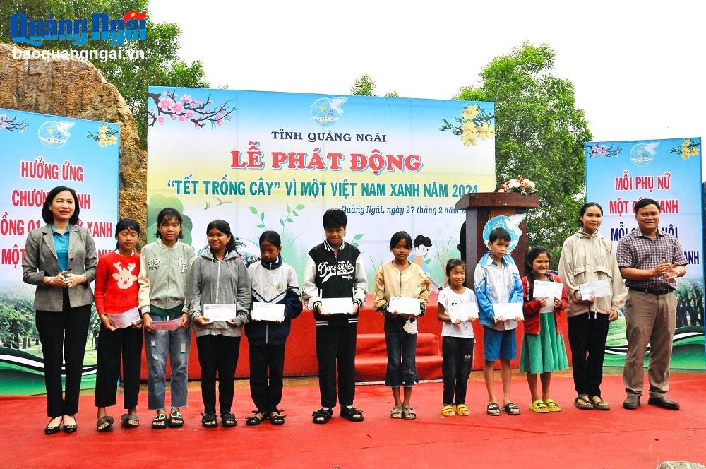 Chủ tịch Hội LHPN tỉnh Lê Na và Giám đốc Sở NN&PTNT Hồ Trọng Phương trao quà cho học sinh có hoàn cảnh khó khăn