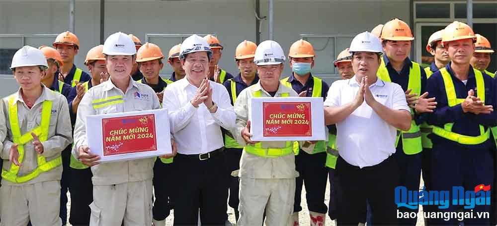 Chủ tịch UBND tỉnh Đặng Văn Minh thăm, tặng quà Tết cho kỹ sư, công nhân Tập đoàn Đèo Cả thi công cao tốc Quảng Ngãi - Hoài Nhơn.