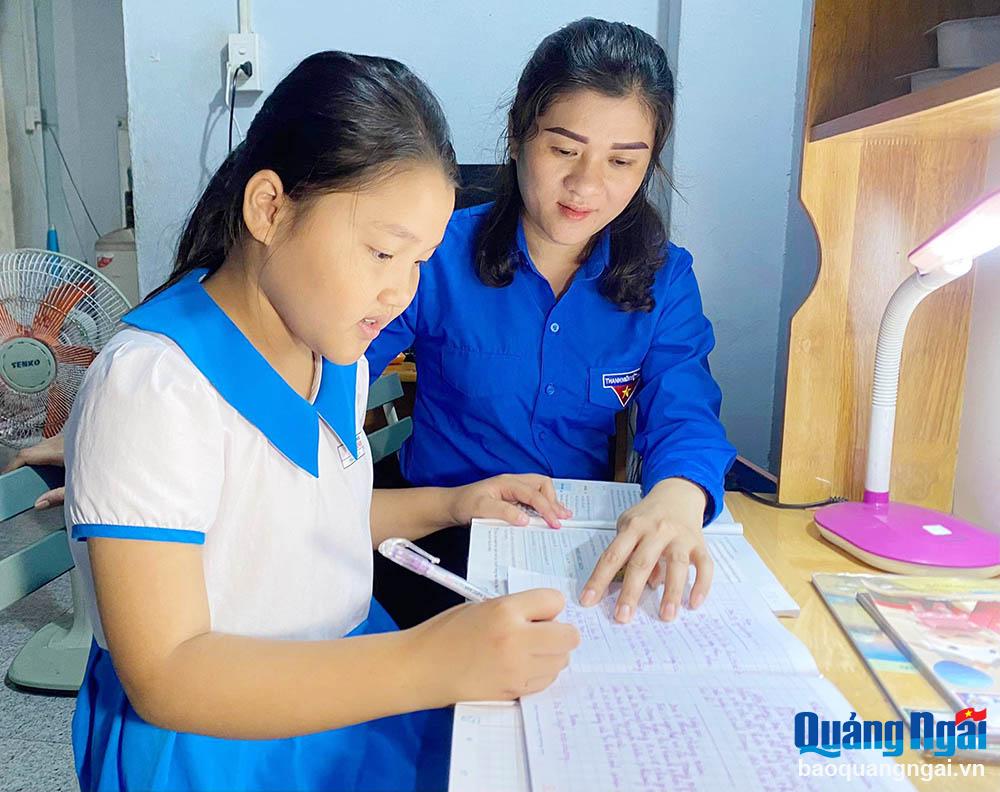 Bí thư Đoàn xã Tịnh Bình (Sơn Tịnh) Nguyễn Thị Cảm luôn đồng hành, giúp đỡ học sinh khó khăn tại địa phương.