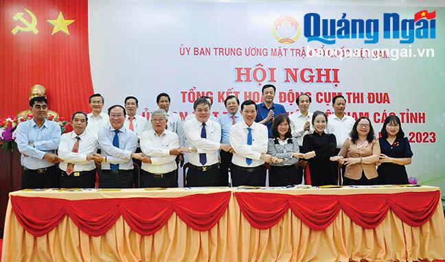 Các thành viên trong Cụm thi đua Ủy ban MTTQ Việt Nam các tỉnh Tây Nguyên và Duyên hải miền Trung ký kết giao ước thi đua năm 2024.                                                                                                                                                                                                                                 ẢNH: HIỀN THU