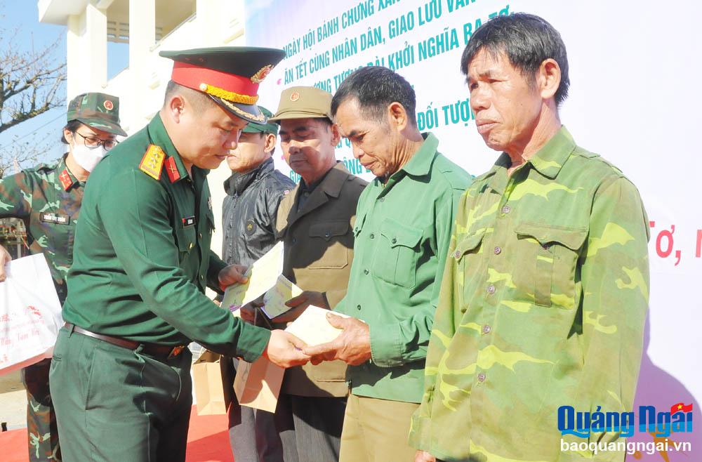 Thượng tá Lê Hữu Duy - Chủ nhiệm Chính trị Bộ CHQS tinhr tặng quà cho gia đình chính sách xã Ba Trang.