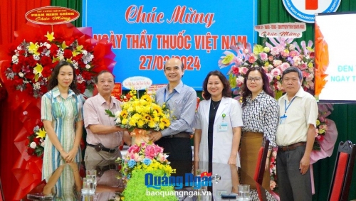 Báo Quảng Ngãi thăm, chúc mừng các y, bác sĩ nhân ngày Thầy thuốc Việt Nam