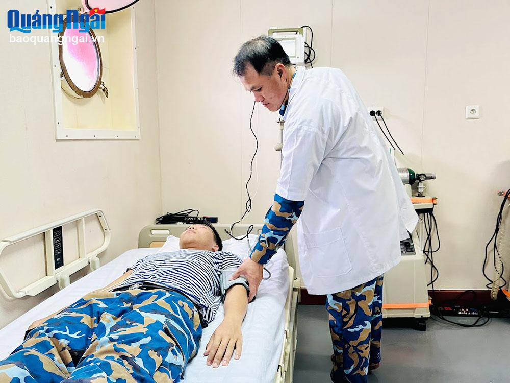 Thiếu tá quân y Phạm Văn Linh kiểm tra sức khỏe các chiến sĩ tại khoang 
bệnh viện tàu 561.   