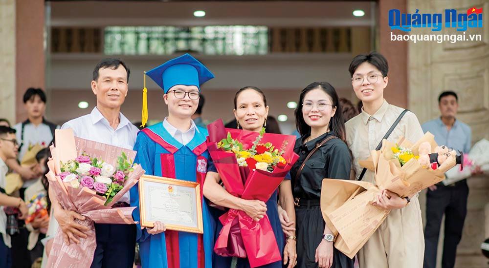 Bác sĩ Đặng Văn Tốt (thứ hai, bên trái) cùng gia đình trong ngày tốt nghiệp Trường Đại học Y Hà Nội, tháng 8/2023.                                                                                                                                                ẢNH: NVCC