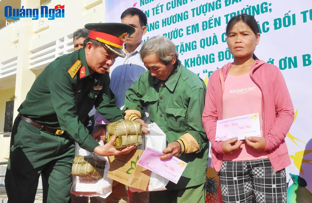 Đại tá Trịnh Công Sơn - Phó Chính ủy Bộ CHQS tỉnh tặng quà Tết cho người nghèo.