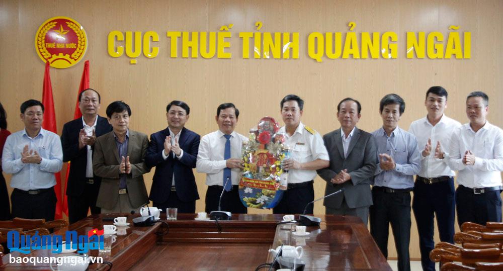 Đoàn đã thăm và chúc Tết cán bộ, nhân viên Cục thuế tỉnh Quảng Ngãi.