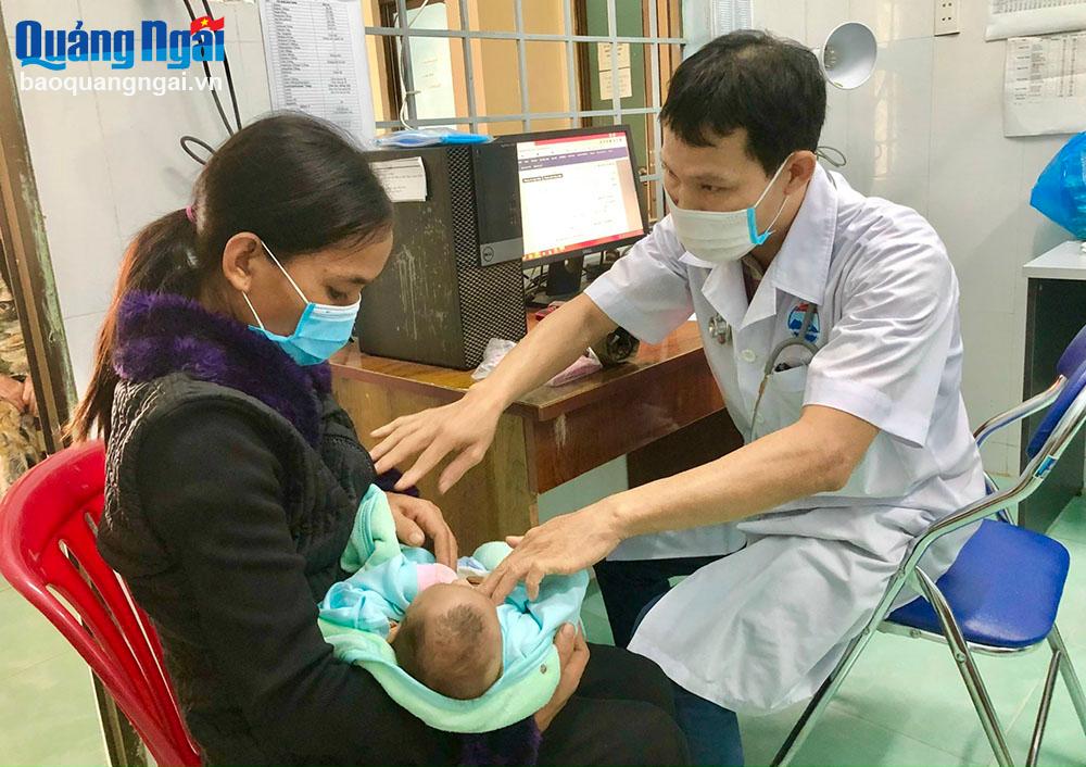 Người dân đến khám bệnh tại Trạm Y tế xã Sơn Thành (Sơn Hà). Ảnh: H.HOA 