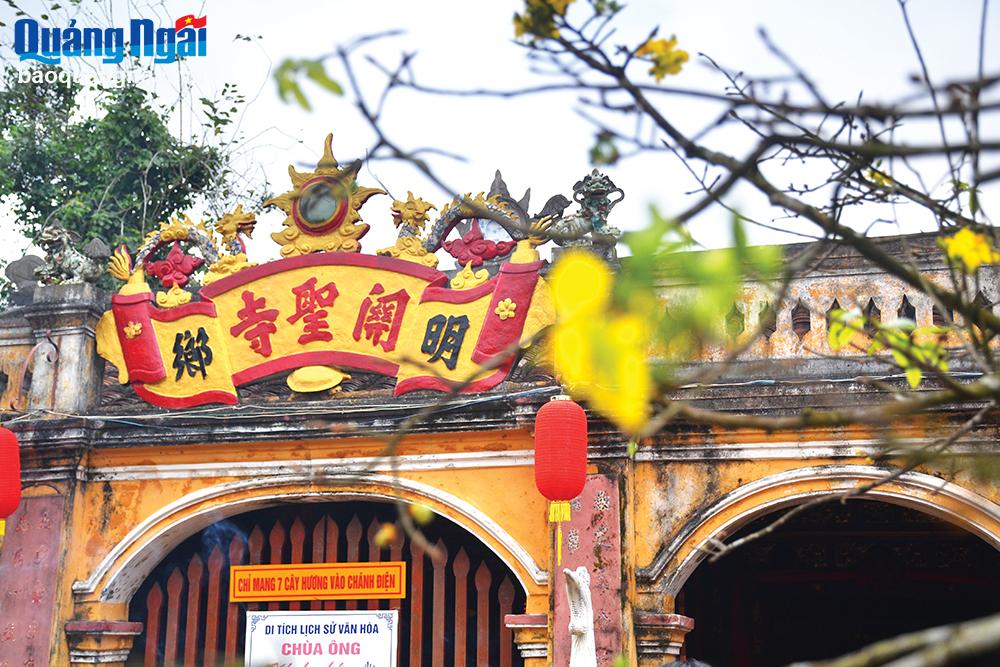  Rồng được đắp nổi trên nóc chánh điện chùa Ông, ở xã Nghĩa Hòa (Tư Nghĩa).