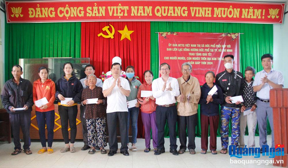 Chủ tịch UBND tỉnh Đặng Văn Minh và lãnh đạo Công ty Cổ phần Lọc hóa dầu Bình Sơn tặng quà người dân xã Phổ An.