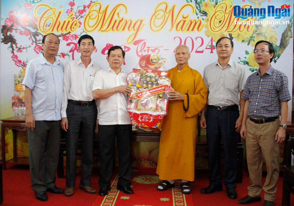 Chủ tịch UBND tỉnh Đặng Văn Minh thăm, chúc Tết tại Ban Trị sự Giáo hội Phật giáo Việt Nam tỉnh.