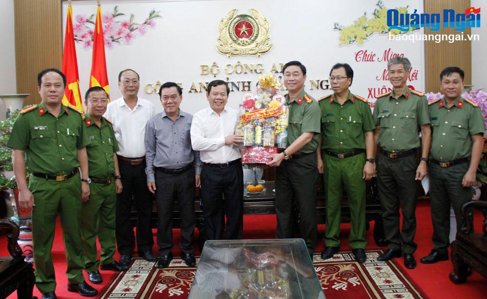 Chủ tịch UBND tỉnh Đặng Văn Minh thăm, chúc Tết các đơn vị làm nhiệm vụ trong dịp Tết