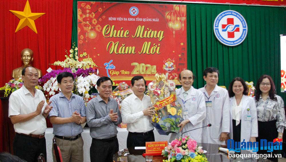 Chủ tịch UBND tỉnh Đặng Văn Minh thăm, chúc Tết cán bộ, y, bác sĩ Bệnh viện Đa khoa tỉnh.