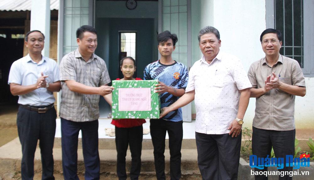 Phó Bí Thư Thường trực Tỉnh ủy, Trưởng đoàn ĐBQH tỉnh Đặng Ngọc Huy tặng quà gia đình bà Hồ Thị Mai.