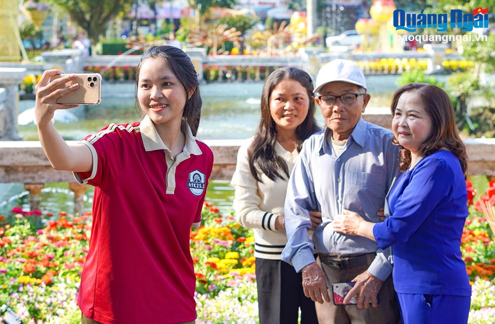 Người dân và du khách đến công viên Ba Tơ chụp hình lưu lại khoảnh khắc đầu Xuân.