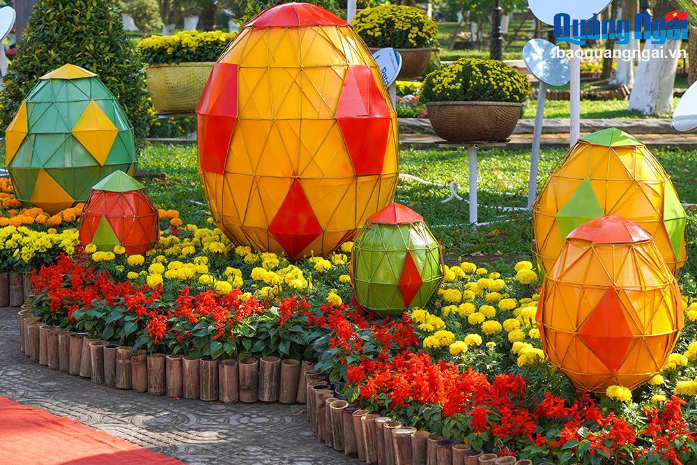 Ngoài những tiểu cảnh, đại cảnh, công viên Ba Tơ còn được trang trí đan xen bao quanh bằng khối, cụm hoa.