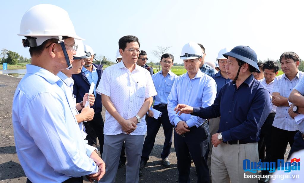 Chủ tịch UBND tỉnh Đặng Văn Minh trao đổi với chù đầu tư và các cơ quan, đơn vị liên quan về tiến độ dự án.