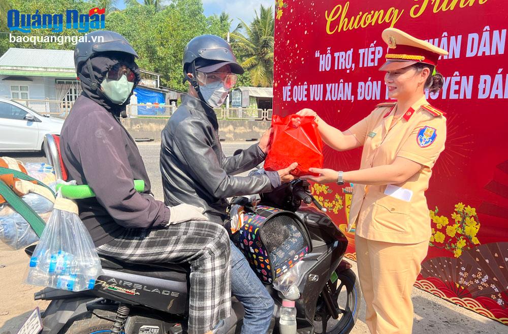 Cảnh sát giao thông hỗ trợ người dân về quê đón Tết