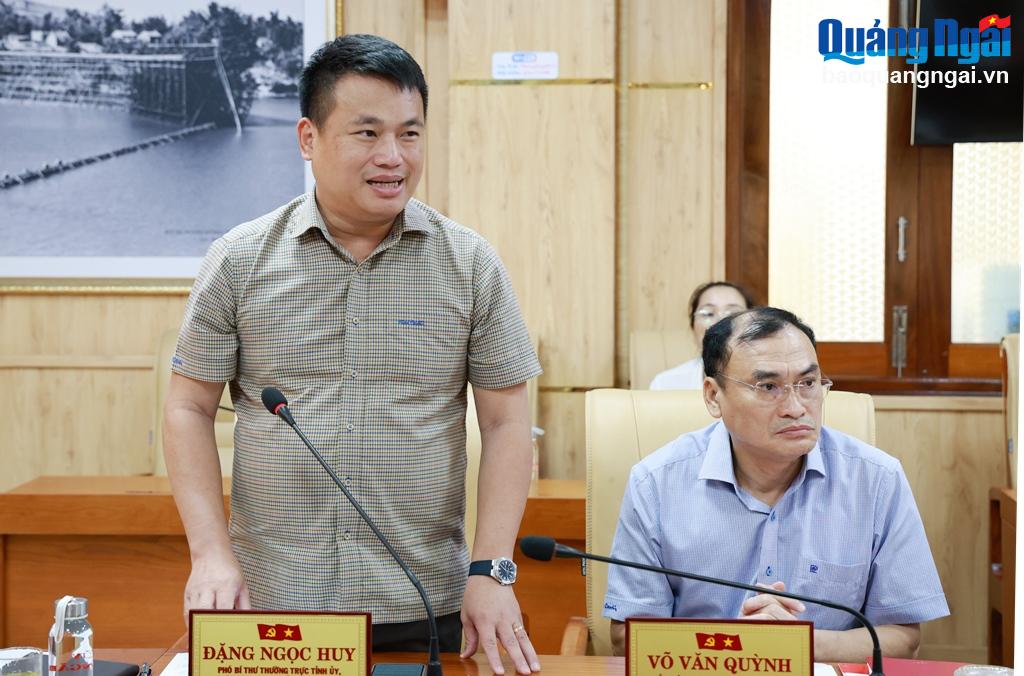Phó Bí thư Thường trực Tỉnh ủy, Trưởng đoàn ĐBQH tỉnh Đặng Ngọc Huy trao đổi tại cuộc họp.