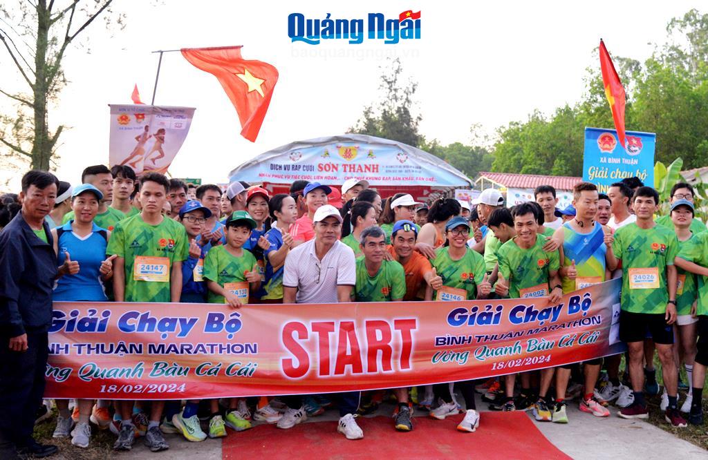 Hơn 200 vận động viên tham gia Giải chạy marathon Bình Thuận vòng quanh bàu Cá Cái.